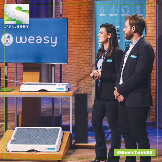 Image of The founders of Weasy Pet presenting the Weasy Smart Potty on Shark Tank Brazil. 